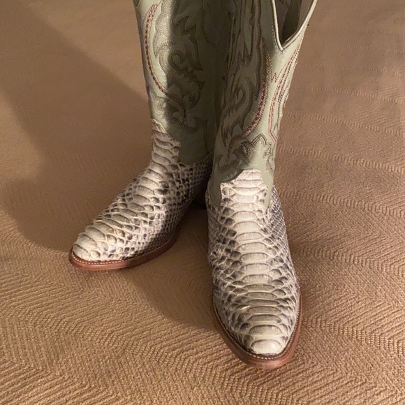 Two lovely Boots - Picture 1 of 16